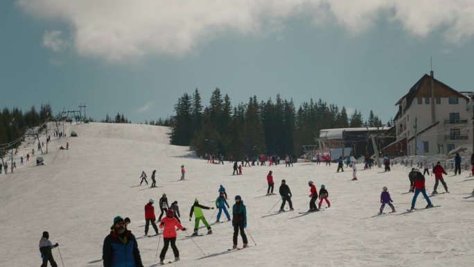 冬季的滑雪胜地，全家人一起滑雪和单板滑雪。