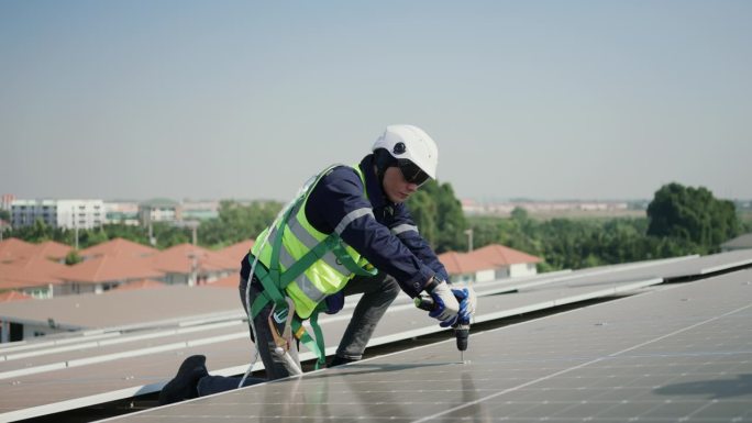 熟练的技术员确保在可持续环境中绿色能源生产的太阳能电池板的最佳性能。