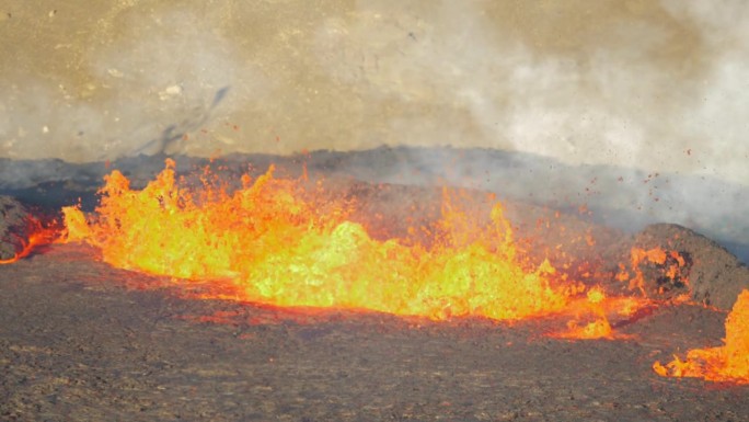 极热的岩浆沸腾的特写镜头。冰岛火山爆发。岩浆从地下涌出。慢动作视图。火山坑。