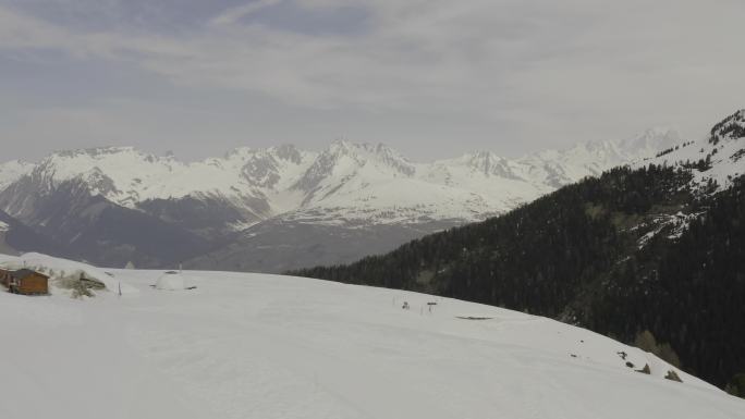 航拍阿尔卑斯山脚下的小镇雪景法国冬季村庄