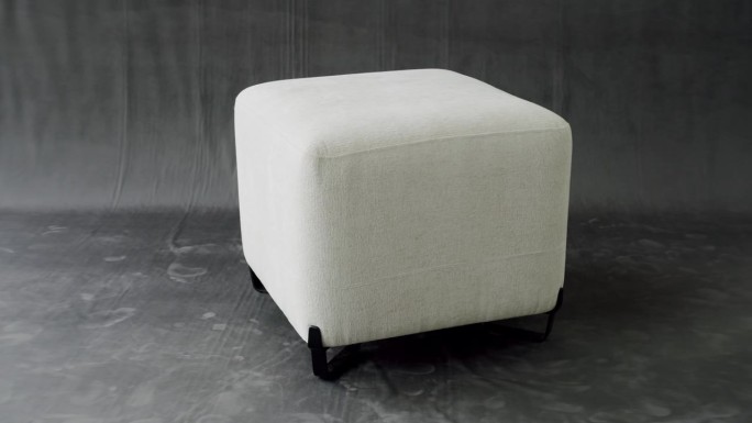 舒适的白色面料靠垫。优雅的方形泡芙。舒适的座椅与现代的软垫。
