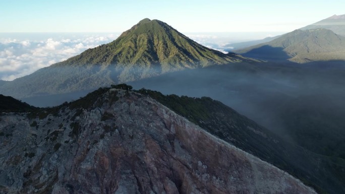 鸟瞰印尼爪哇的卡瓦伊真火山和古农莫兰蒂山