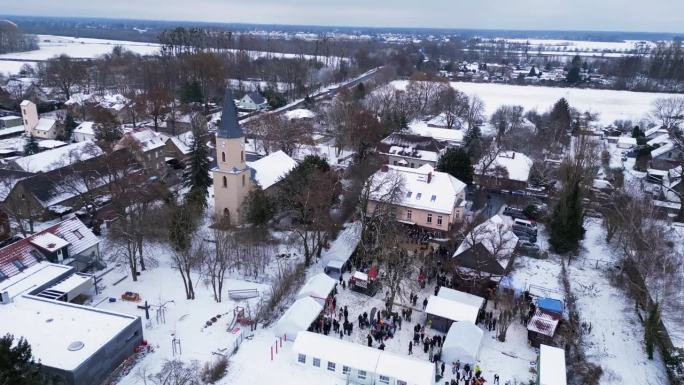 圣诞集市冬雪村，多云的德国。不错的空中俯瞰飞行，飞越无人机，飞越无人机
4 k的片段