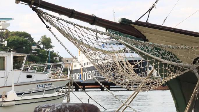 古老的木制帆船停泊在港口。