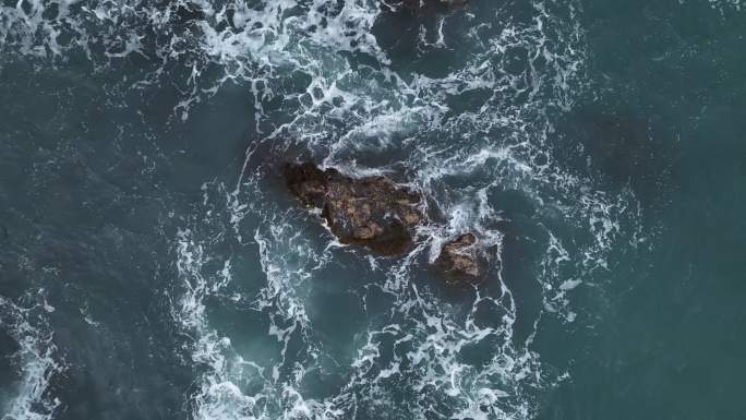 海浪拍打礁石航拍4k视频