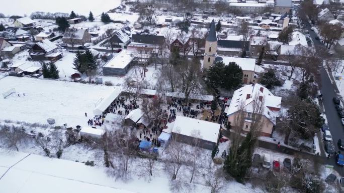圣诞集市冬雪村，多云的德国。可爱的空中俯瞰飞行全景轨道无人机
4 k的片段