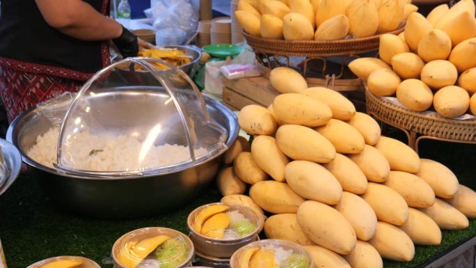 泰国，卖芒果糯米饭的大排档