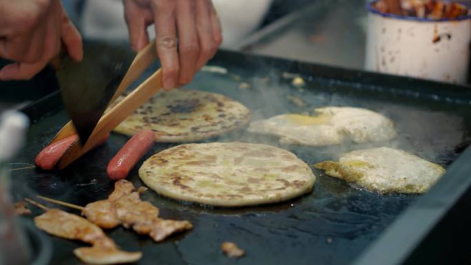 路边摊街边小贩快餐车烤肠卷饼北方冬季