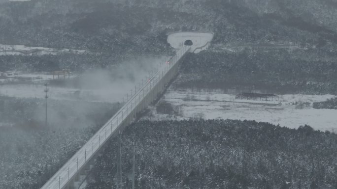 航拍青荣城铁和谐号动车驶过威海烟墩山隧道