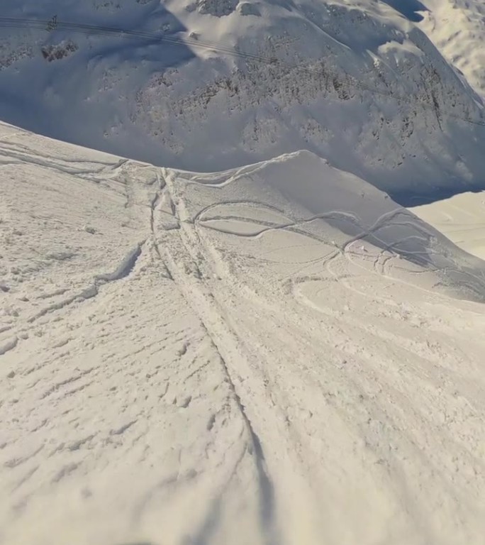 滑雪者享受假期的镜头。男子正在雪山上玩单板滑雪。他在探索大自然。