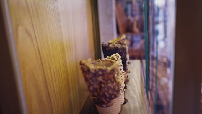 冰淇淋店橱窗里的甜筒，各种口味