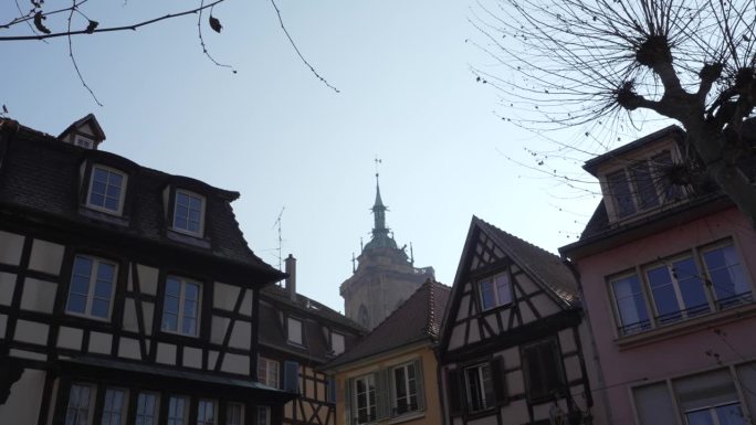 中世纪小镇(法国科尔马)半木结构房屋的静态照片。