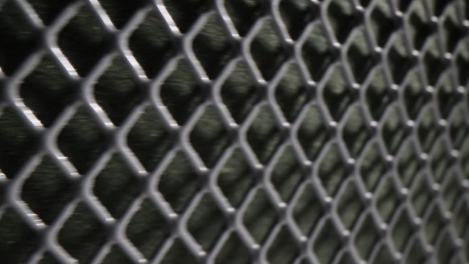 灰色穿孔金属网作为私人领地的栅栏