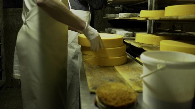 法国拉克莱特奶酪制作晾晒奶酪成品奶酪试吃