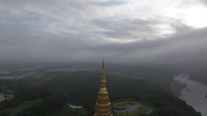 冬雾中的中缅边境--瑞丽市傣王宫佛塔