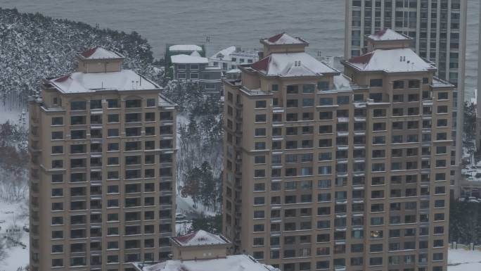 航拍威海市高区文化西路海湾国际楼盘雪景