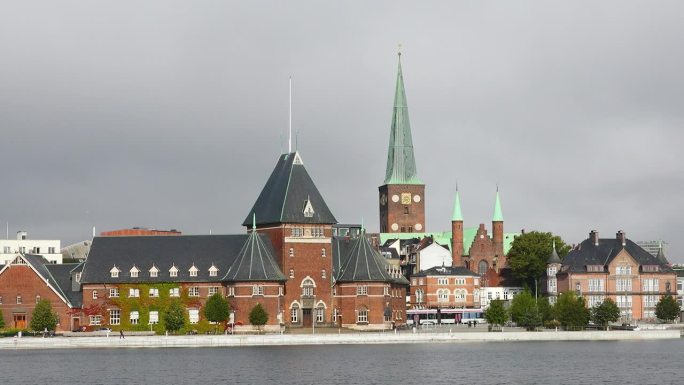 丹麦，奥胡斯:奥胡斯繁忙的街道，后面是市政厅。奥胡斯是丹麦第二大城市，在繁忙的日子里是市中心。城市的