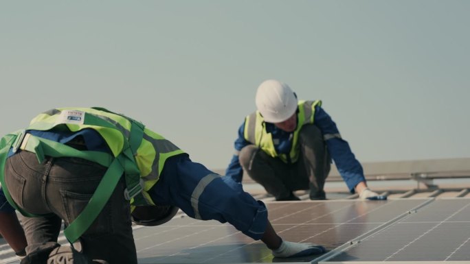 效率检查:维修工人确保屋顶太阳能电池板的最高性能。