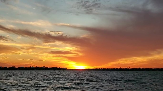 阿拉巴马州奥兰治海滩的十月午后——水上的日落
