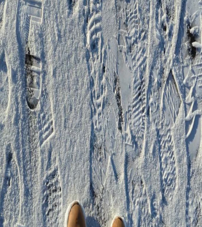 米色男靴踩在刚下过的雪地上