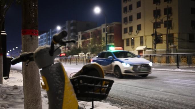 下雪城市道路夜景雪夜车流行人汽车路灯