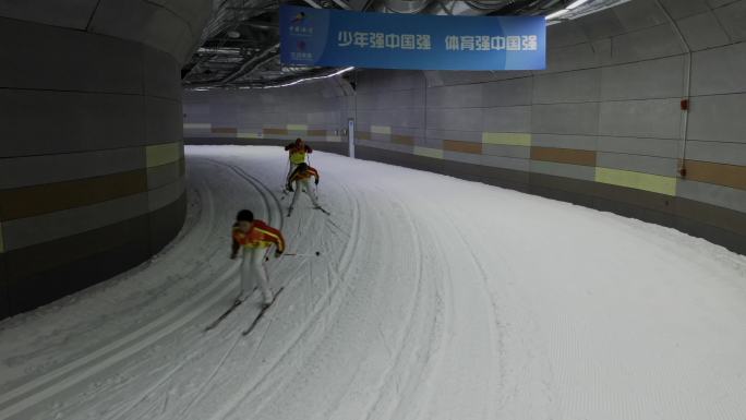 少年运动员进行室内滑雪训练