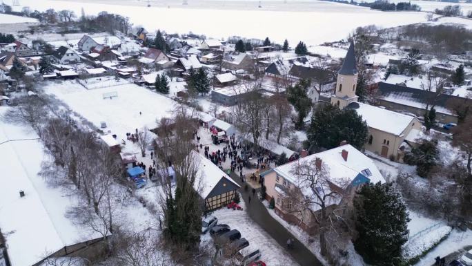 圣诞集市冬雪村，多云的德国。最佳空中俯视图飞行无人机俯视图
4 k的片段