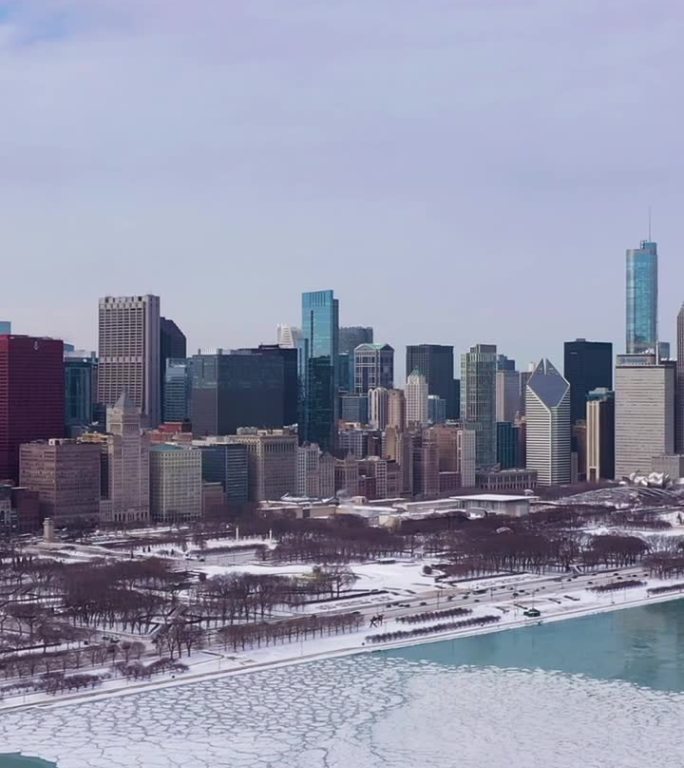 芝加哥和密歇根湖的城市天际线在冬天的霜冻日。鸟瞰图。美国。垂直视频