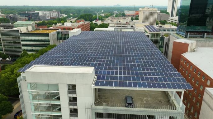 可持续电力生产融入城市基础设施。停车场上方的光伏太阳能板可产生可再生能源