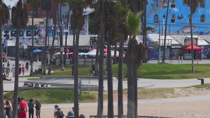 美国洛杉矶美丽的威尼斯海滩区。威尼斯海滩的鸟瞰图，人们在冲浪