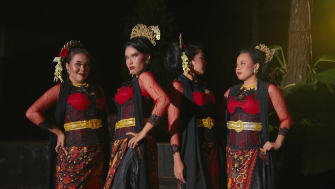 当一群印尼舞者看到其他舞者在舞台上跳舞时，他们看起来又生气又讨厌