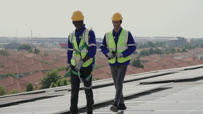 不同的工程师合作光伏太阳能电池板检测高效绿色技术。