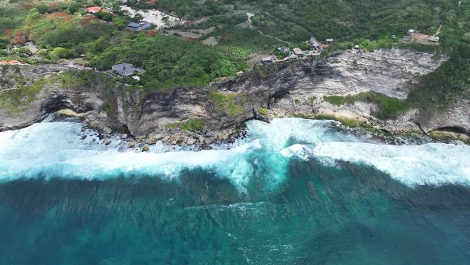 航拍印度尼西亚巴厘岛悬崖边下的绿松石大海