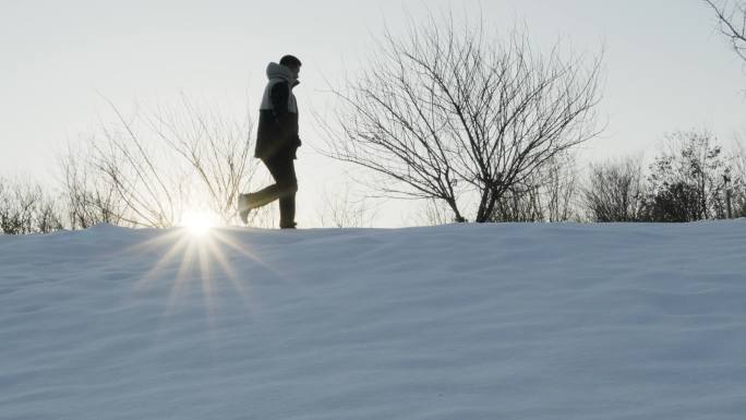 升格雪地中走过