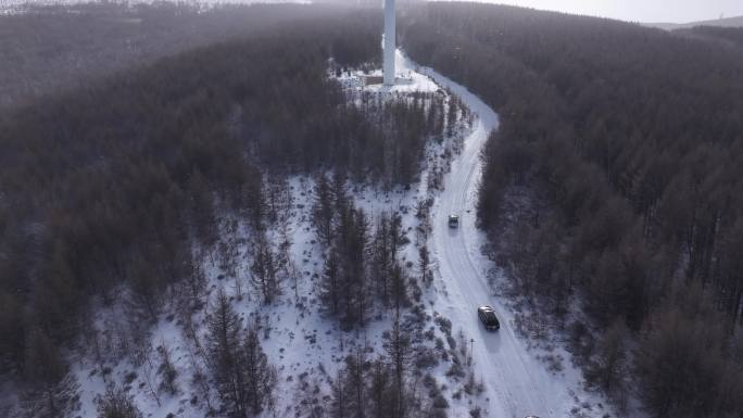 山间雪路爬坡四驱激情驾驶航拍