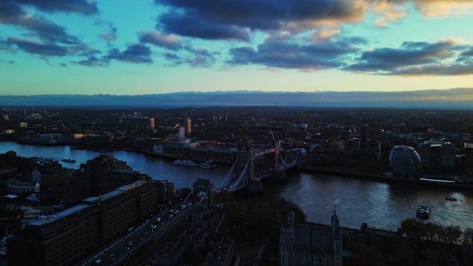 黎明时分的塔桥和伦敦城市景观