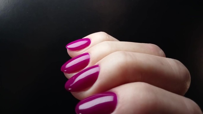 女人的手，修剪过的紫色指甲