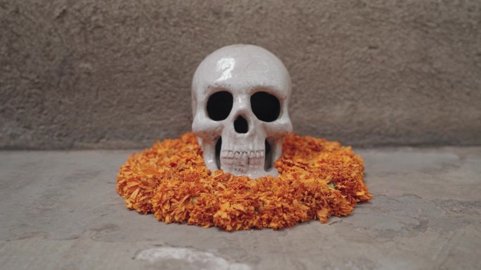 亡灵节，人糖头骨或骷髅和橙金盏花