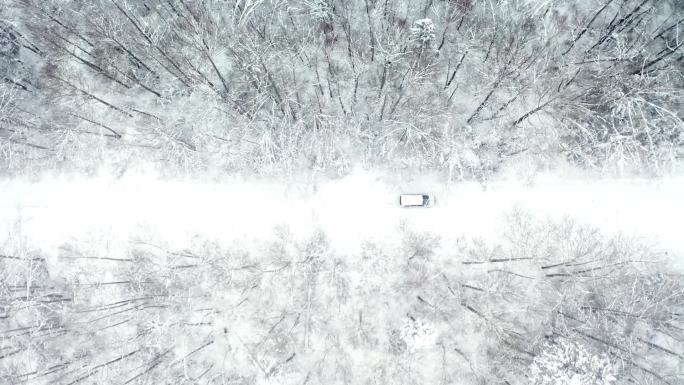 车穿越冰雪无人区