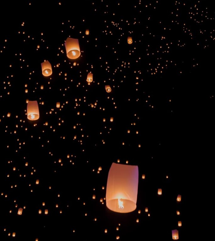 泰国清迈，游客在灯节上漂浮着天灯。垂直视频。