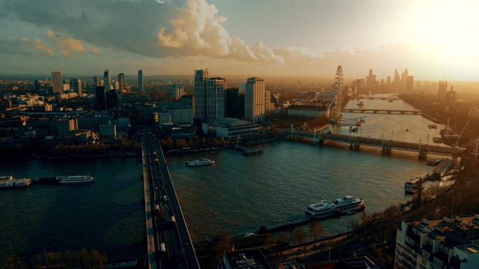 无人机视角下的泰晤士河和伦敦阳光明媚的城市景观