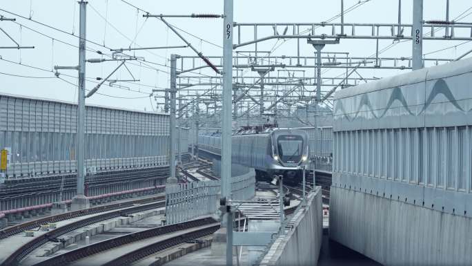四川成都 地铁缓慢行驶进候车站