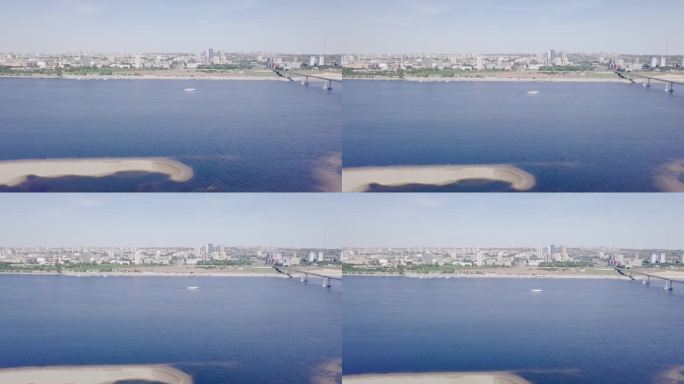 从空中俯瞰伏尔加河上的伏尔加格勒-克拉斯诺洛博斯克大桥，可以看到桥塔和建筑。俄罗斯伏尔加格勒的伏尔加