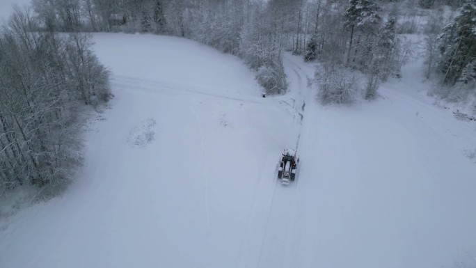 扫雪机清扫乡村道路，鸟瞰图