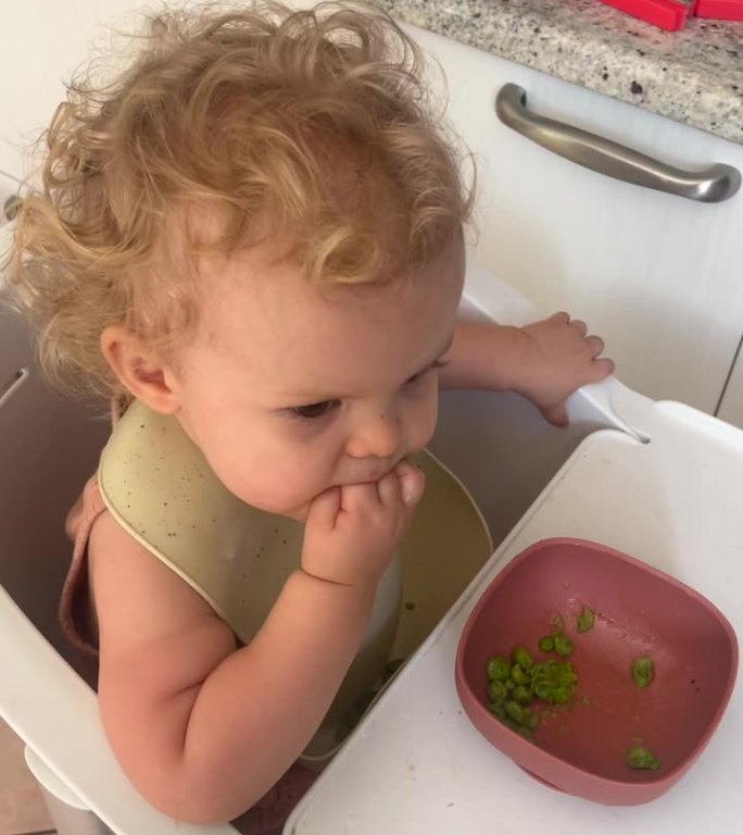女婴正在学习如何吃饭