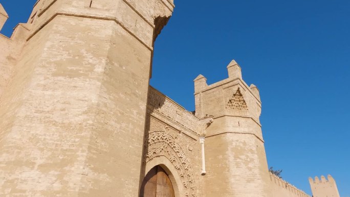 摩洛哥切拉拉巴特，木质锁孔门入口处的令人惊叹的城堡塔楼