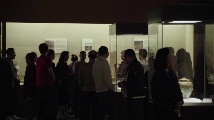 博物馆瓷器陶瓷展览参观人群
