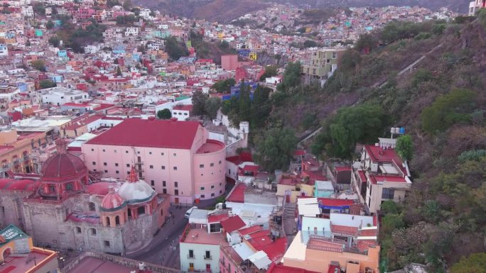 墨西哥，瓜纳华托:俯瞰墨西哥同名州首府，19世纪剧院Teatro Juárez -俯瞰拉丁美洲全景