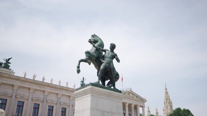 奥地利维也纳议会大厦的青铜马驯兽师