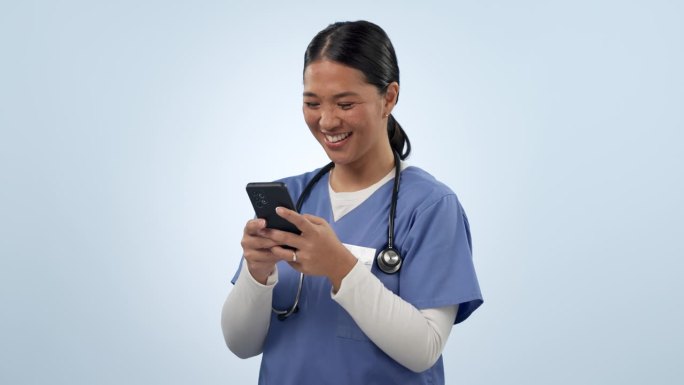 快乐的亚洲女人，医生和电话交流或社交媒体的工作室背景。女性，医疗或保健护士笑着用手机进行研究或联网